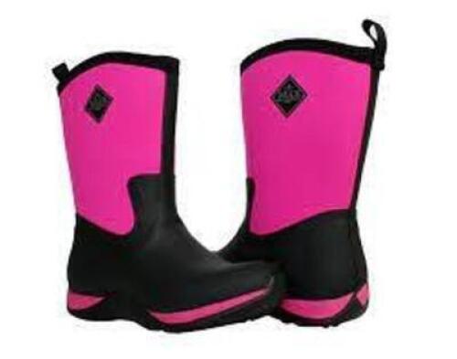 DESCRIPTION: PAIR OF ARCTIC WEEKEND WINTER BOOTS BRAND/MODEL: MUCK WAW-404 INFORMATION: BLACK/HOT PINK SIZE: W 10 RETAIL$: $104.99 LOCATION: RETAIL SH