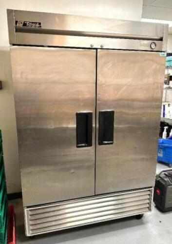TRUE TWO DOOR REACH IN FREEZER ( NOT WORKING )