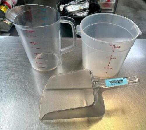 (2) MEASURING PITCHERS AND (1) LARGE PLASTIC SCOOP