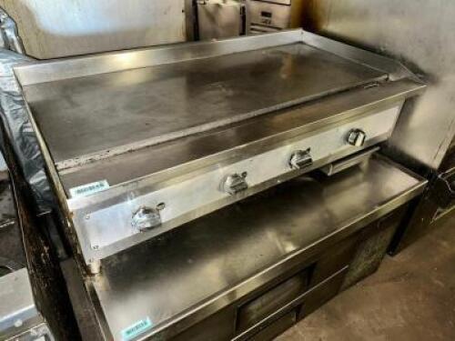 DESCRIPTION: 48" FOUR BURNER FLAT TOP GRILL. BRAND / MODEL: JADE RANGE ADDITIONAL INFORMATION NATURAL GAS SIZE 48" X 25" LOCATION: BAY 7 QTY: 1