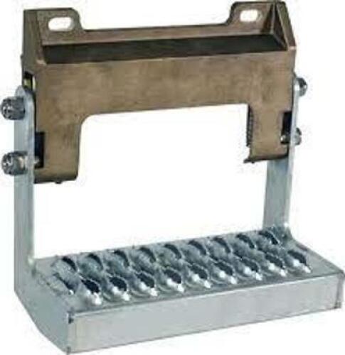 DESCRIPTION: (1) BREAKAWAY TRUCK STEP BRAND/MODEL: BYERS #5230710 RETAIL$: $214.55 EA SIZE: 4X10X7 QTY: 1