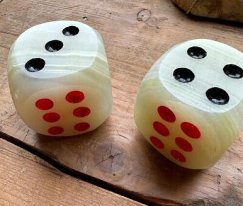 DESCRIPTION: ONYX DICE QTY: 2