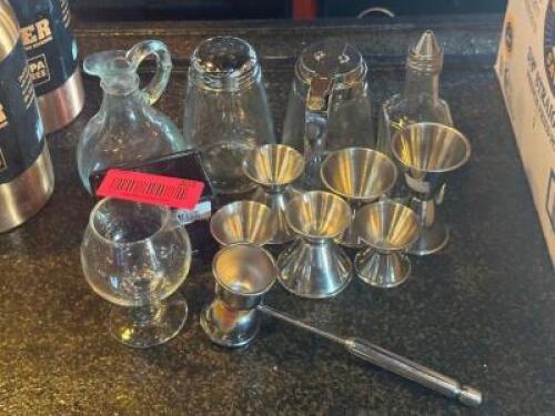 ASSORTED MIXING UTENSILS