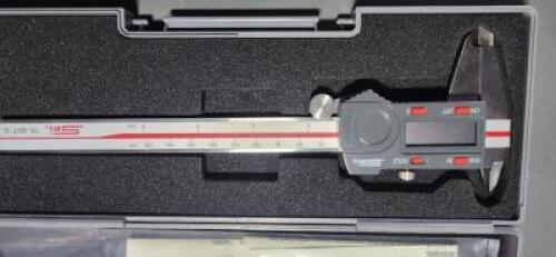 DESCRIPTION: (1) ELECTRONIC TWIN CALIPER IP67 BRAND/MODEL: SPI 15-997-0 RETAIL$: 51.73 SIZE: 0.0005" TO 0.01mm QTY: 1