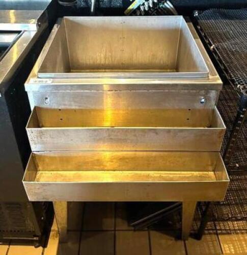 DESCRIPTION: 24" BACK BAR STAINLESS ICE BIN WITH DOUBLE SPEED RAIL SIZE: 22"X24" LOCATION: MAIN BAR QTY: 1