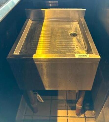 DESCRIPTION: FREE STANDING STAINLESS DRAIN BOARD SIZE: 18"X20"X30" LOCATION: MAIN BAR QTY: 1