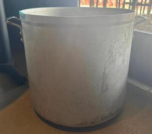 LARGE STOCK POT
