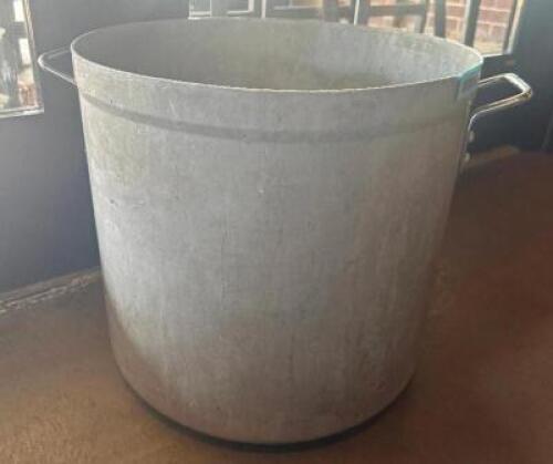 LARGE STOCK POT