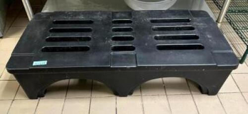 DESCRIPTION: 4' PLASTIC DUNNAGE RACK SIZE: 48"X22"X12" LOCATION: KITCHEN QTY: 1