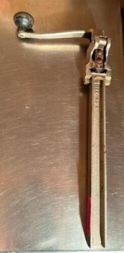 DESCRIPTION: TABLE MOUNT COMMERCIAL CAN OPENER QTY: 1