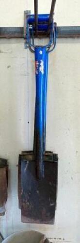 DESCRIPTION: (4) 36" STEEL SPADE LOCATION WAREHOUSE #2 SIZE: 36"