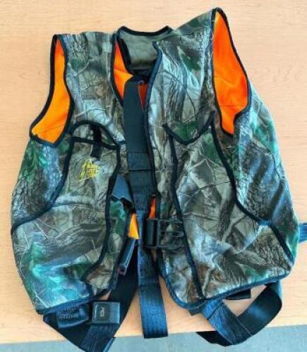 DESCRIPTION: CAMO HUNTING VEST SIZE XL LOCATION: BUILDING 4 QTY: 1