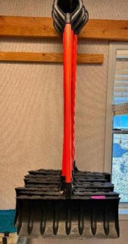 DESCRIPTION: (8) SNOW SHOVELS ADDITIONAL INFORMATION ORANGE AND BLACK LOCATION: BUILDING 5 THIS LOT IS: SOLD BY THE PIECE QTY: 8
