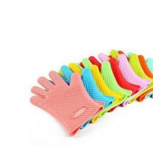 DESCRIPTION: (4) SILICONE COOKING GLOVES BRAND/MODEL: CHEF'S NECESSITIES INFORMATION: PINK RETAIL$: $15.00 EA SIZE: ONE SIZE FITS MOST QTY: 4