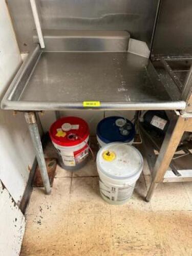 DESCRIPTION: 24" LEFT SIDE STAINLESS CLEAN TABLE SIZE 24" LOCATION: KITCHEN QTY: 1