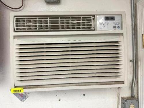 DESCRIPTION: GE 1 ROOM WINDOW UNIT AIR CONDITIONER BRAND / MODEL: AHH24DQH1 ADDITIONAL INFORMATION 208/230 VOLT, 1 PHASE. LOCATION: RESTAURANT QTY: 1