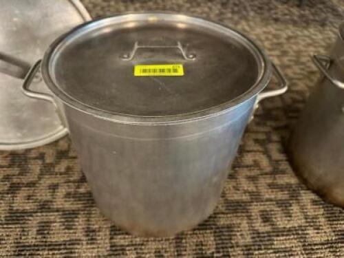 DESCRIPTION: 24 QT ALUMINUM STOCK POT W/ LID SIZE 24 QT LOCATION: MAIN HALL QTY: 1