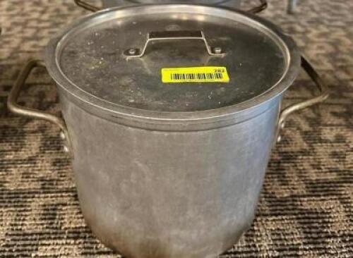 DESCRIPTION: 16 QT ALUMINUM STOCK POT W/ LID SIZE 16 QT LOCATION: MAIN HALL QTY: 1