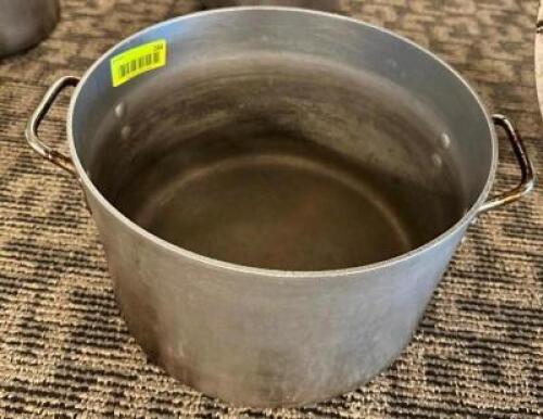 DESCRIPTION: 20 QT ALUMINUM STOCK POT SIZE 16 QT LOCATION: MAIN HALL QTY: 1