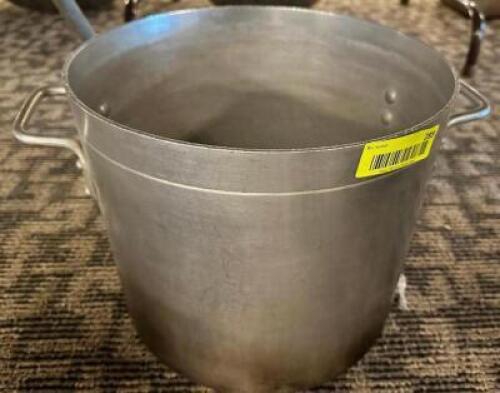 DESCRIPTION: 20 QT ALUMINUM STOCK POT SIZE 16 QT LOCATION: MAIN HALL QTY: 1
