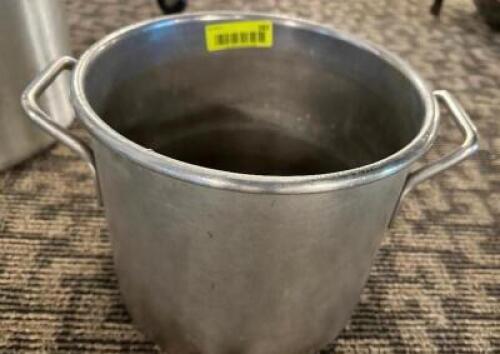 DESCRIPTION: 20 QT ALUMINUM STOCK POT SIZE 16 QT LOCATION: MAIN HALL QTY: 1