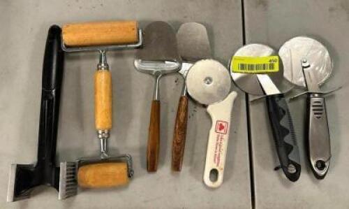 DESCRIPTION: ASSORTED KITCHEN UTENSILS AS SHOWN LOCATION: MAIN HALL QTY: 1