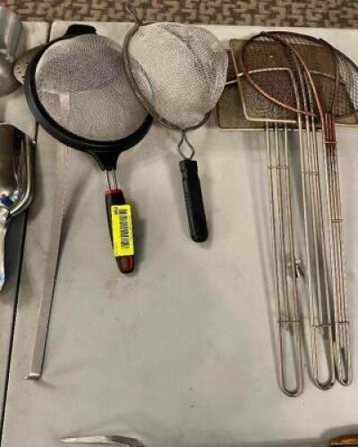 DESCRIPTION: (1) LOT OF ASSORTED MESH SCOOPS LOCATION: MAIN HALL THIS LOT IS: ONE MONEY QTY: 1