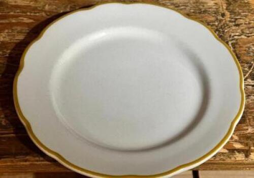 DESCRIPTION: (24) 9.5" CHINA PLATES W/ GOLD TRIM LOCATION: MAIN HALL THIS LOT IS: SOLD BY THE PIECE QTY: 24