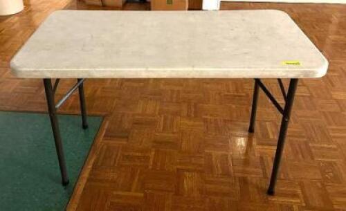 DESCRIPTION: 4' PLASTIC FOLDING TABLE SIZE: 48"X24"X30" LOCATION: MAIN HALL QTY: 1