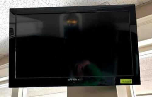 DESCRIPTION: 32" LCD TV WITH WALL MOUNT BRAND/MODEL: DYNEX DX-32L100A13 LOCATION: FRONT ENTRANCE HALLWAY QTY: 1