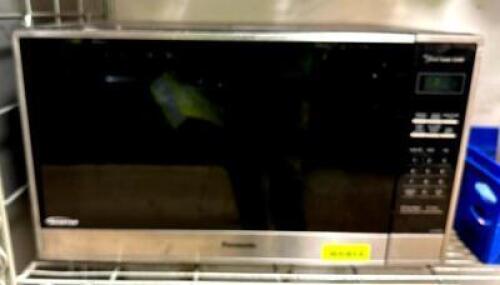 DESCRIPTION: THE GENIUS SENSOR 1250W MICROWAVE OVEN BRAND/MODEL: PANASONIC LOCATION: KITCHEN QTY: 1