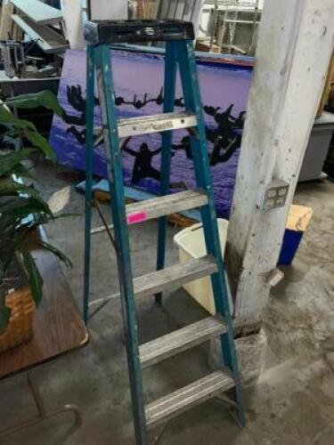 6' BLUE FIBERGLASS LADDER