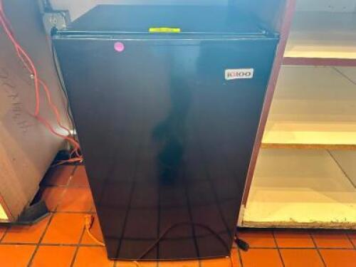 DESCRIPTION: IGLOO MINI FRIDGE ADDITIONAL INFORMATION CONTENTS NOT INCLUDED. LOCATION: KITCHEN QTY: 1