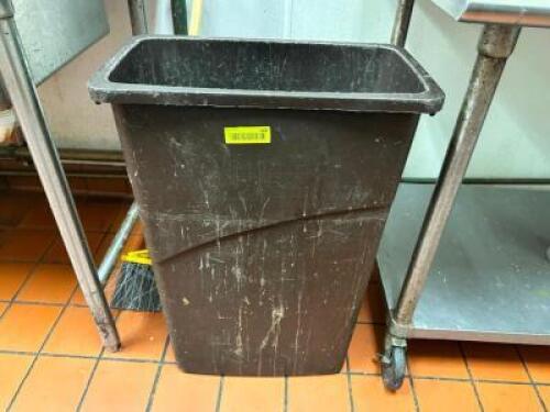 DESCRIPTION: 20 GALLON BAR SIDE TRASH CAN LOCATION: KITCHEN QTY: 1