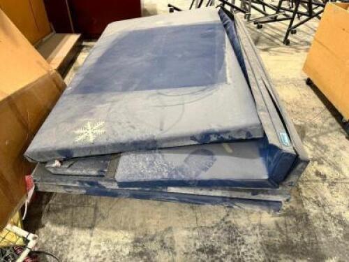 (4) 8' X 4' GYM WALL PADS - BLUE