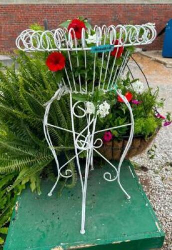 DESCRIPTION: WHITE METAL GARDEN BASKET INFORMATION: PLANT NOT INCLUDED SIZE: 34"X18" QTY: 1