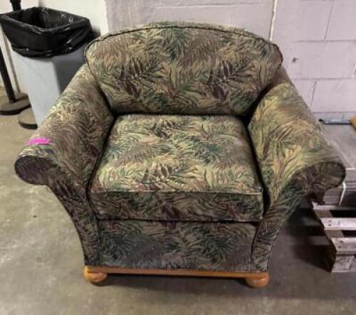 LOUNGE CHAIR