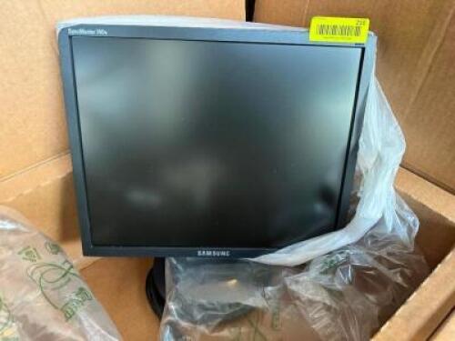 DESCRIPTION: SAMSUNG 15" LCD MONITOR BRAND / MODEL: SAMSUNG LOCATION: FRONT QTY: 1