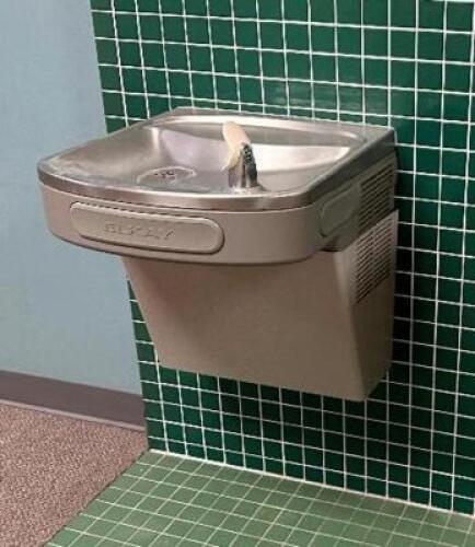 WALL MOUNTED WATER FOUNTAIN