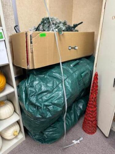 LARGE GROUP OF CHRISTMAS DECORATIONS