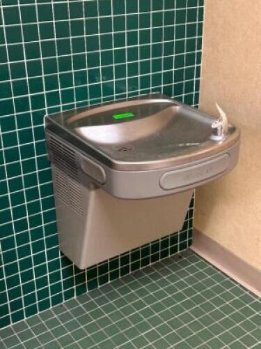 WALL MOUNTED WATER FOUNTAIN