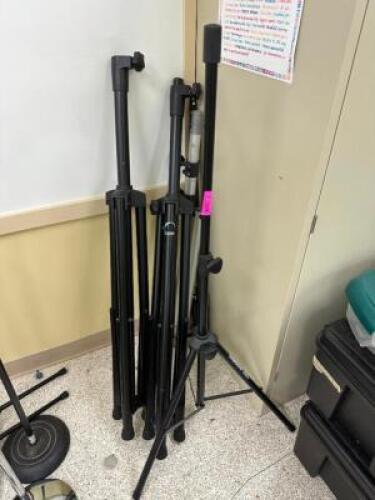 (1) LOT OF ASSORTED INSTRUMENT AND SHEET MUSIC STANDS