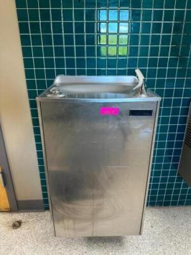 ELKAY WALL MOUNTED WATER FOUNTAIN