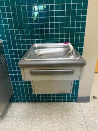 ELKAY WALL MOUNTED WATER FOUNTAIN