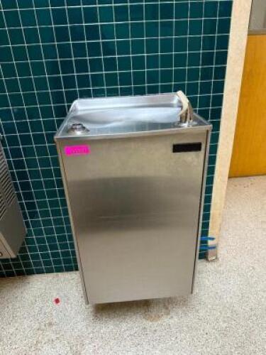 ELKAY WALL MOUNTED WATER FOUNTAIN