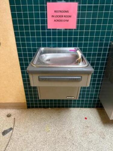 ELKAY WALL MOUNTED WATER FOUNTAIN