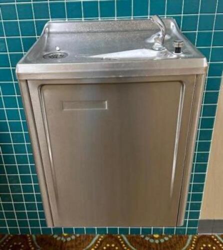 HALSEY TAYLOR WALL MOUNTED DRINKING FOUNTAINBRAND/MODEL: HALSEY TAYLOR SW14A3QINFORMATION: 115 VOLTS; 60 HZ; 1 PHASE; 5.0 AMPSLOCATION HALLWAY #1