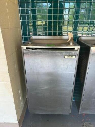 WALL MOUNTED WATER FOUNTAIN