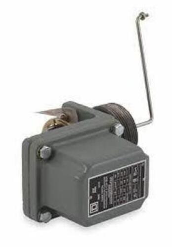 DESCRIPTION: (1) TANK LIQUID LEVEL SWITCH BRAND/MODEL: SQUARE #3DZX4 SIZE: RIGHT, 90� FLOAT ROD ANGLE, 4 1/2 IN FLOAT TRAVEL, 4, DPST RETAIL$: $640.43