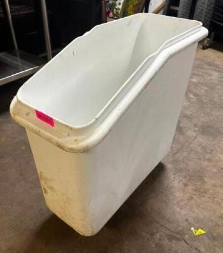 10 GALLON PLASTIC RUBBERMAID INGREDIENTS BIN. NO LID